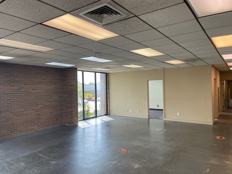 More Photos Of 312 Madison St, Clarksville Office For Sale