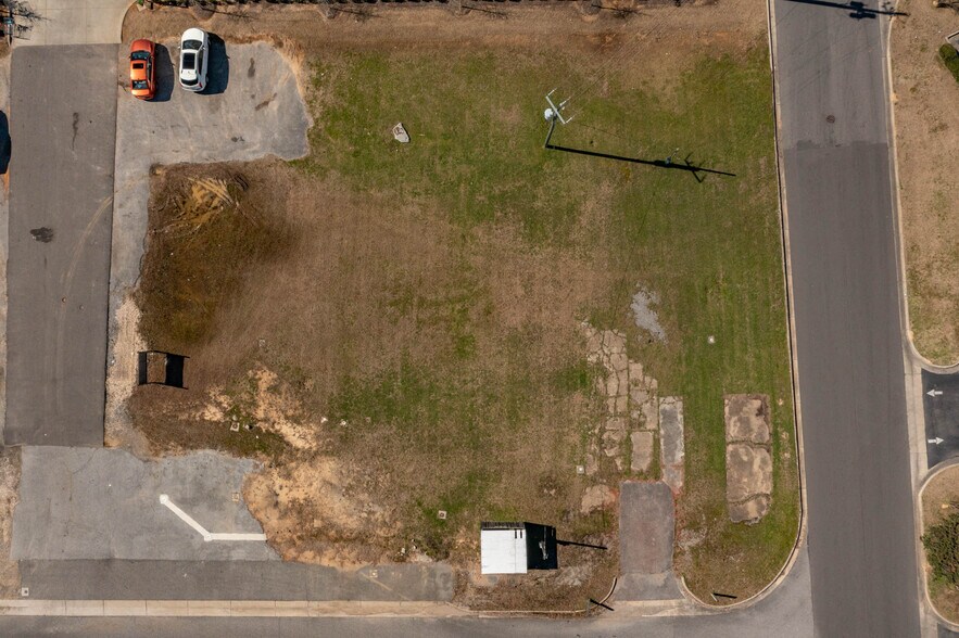 More Photos Of 5550 McFarland Blvd, Northport General Retail For Lease