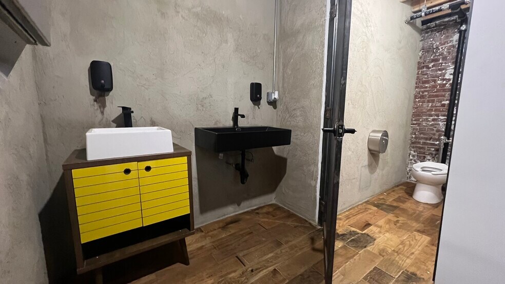 More Photos Of 32 Meadow St, Brooklyn Warehouse For Lease