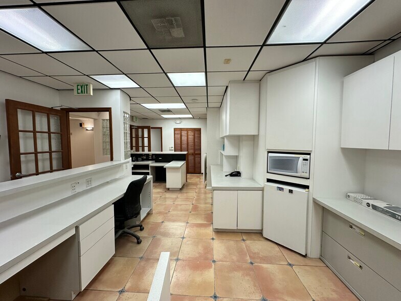 More Photos Of 7800 W Oakland Park Blvd, Sunrise Medical For Lease