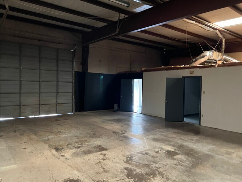 More Photos Of 205 Executive Way, DeSoto Light Manufacturing For Lease