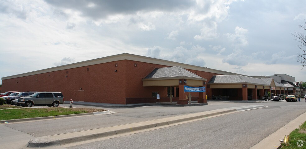 More Photos Of 7707 E Central Ave, Wichita Supermarket For Lease