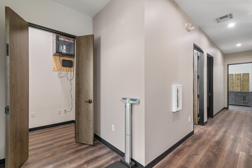 More Photos Of 7102 Tarrington Ave, Sugar Land Medical For Sale