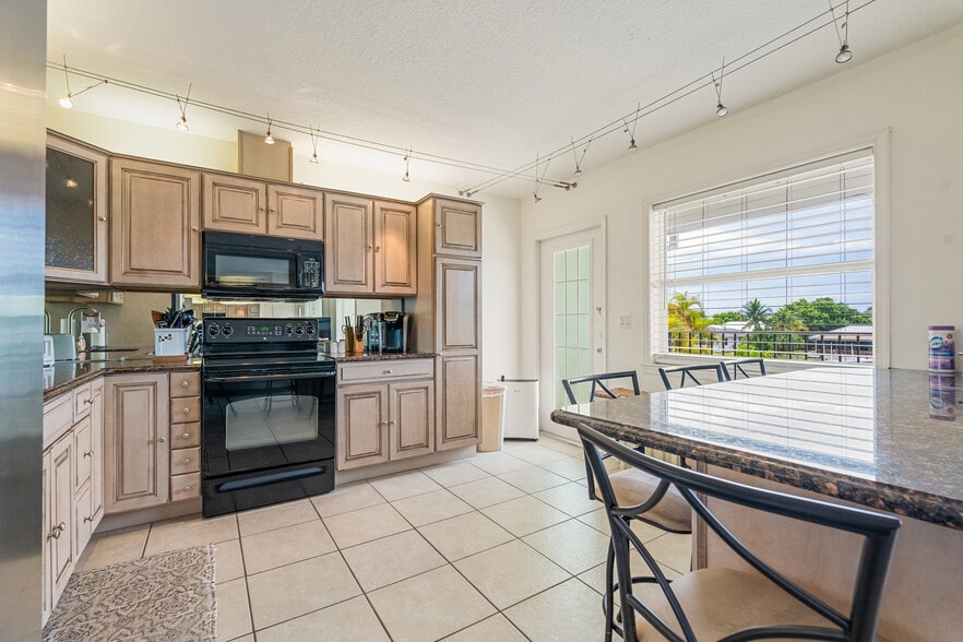 More Photos Of 23 Royal Palm Pointe, Vero Beach Restaurant For Sale