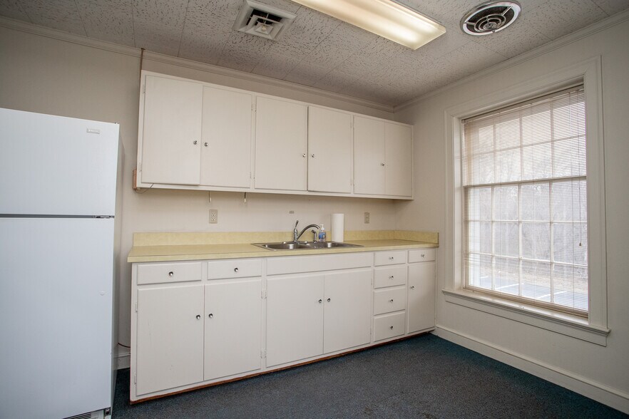 More Photos Of 3651 Greensboro Rd, Ridgeway Bank For Lease