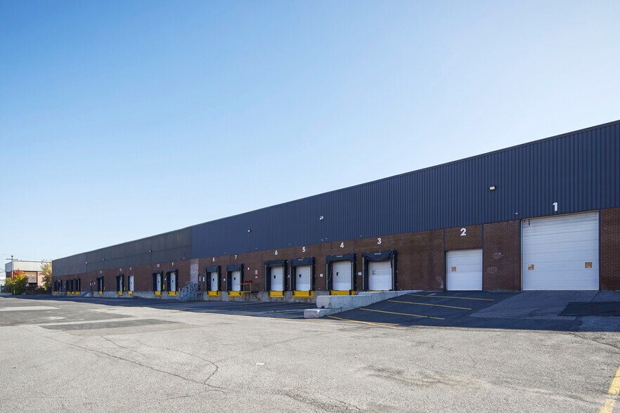 More Photos Of 789-799 Jean-Paul-Vincent, Longueuil Distribution For Lease