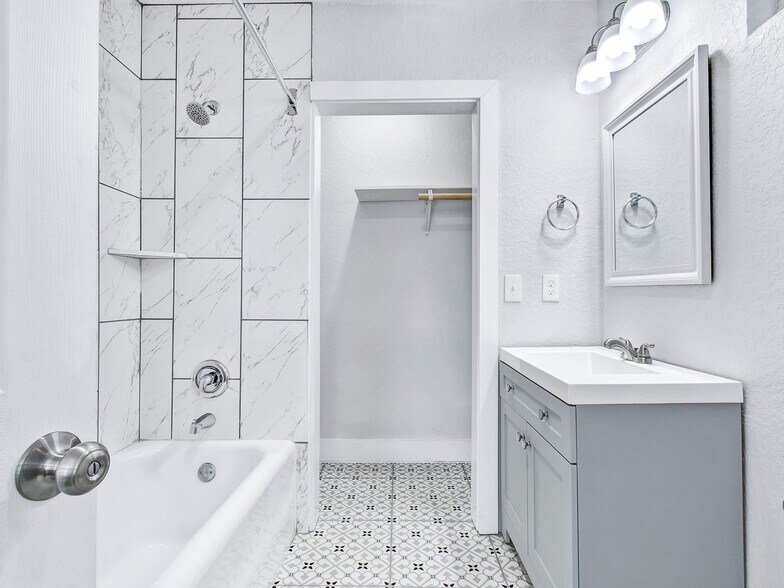 More Photos Of 1020 W French Plz, San Antonio Apartments For Sale