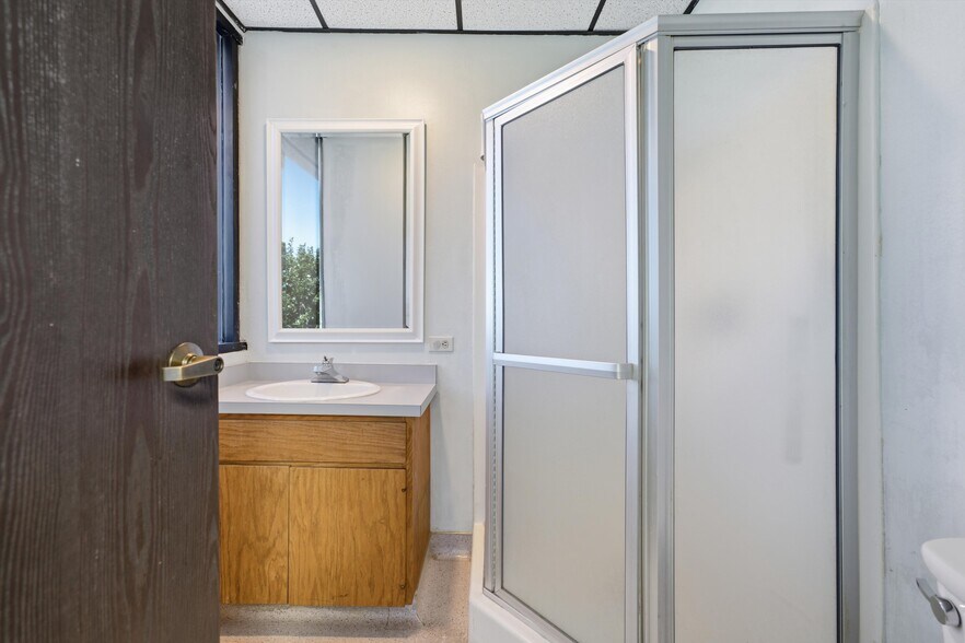 More Photos Of 1669 W Avenue J, Lancaster Medical For Lease