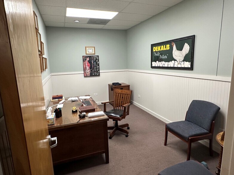 More Photos Of 127 Capista Dr, Shorewood Office For Sale