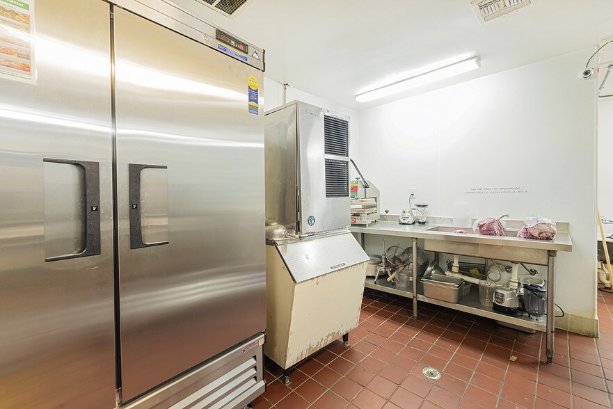 More Photos Of 17009 East Fwy, Channelview General Retail For Sale