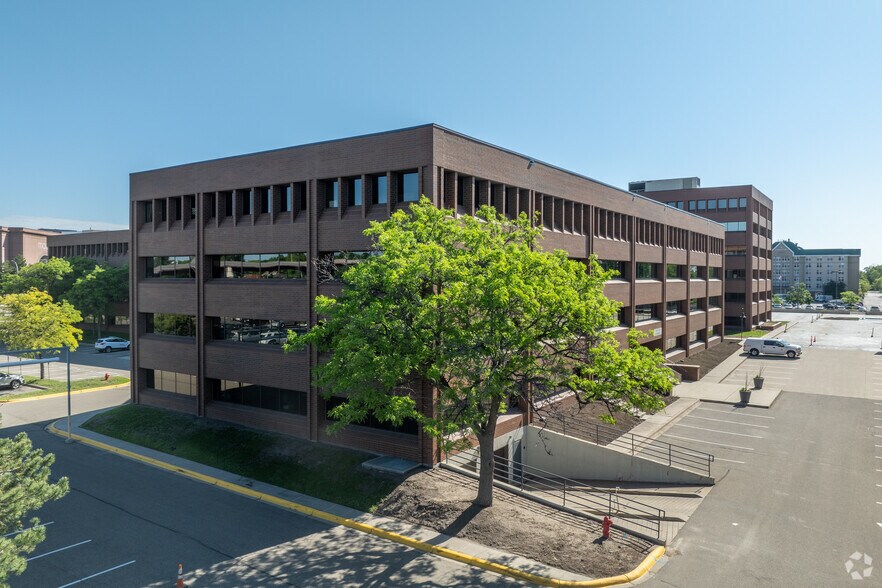 More Photos Of 2001 Killebrew Dr, Bloomington Office For Lease