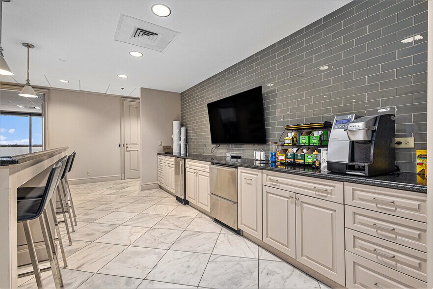 More Photos Of 2001 Park Pl, Birmingham Office For Lease