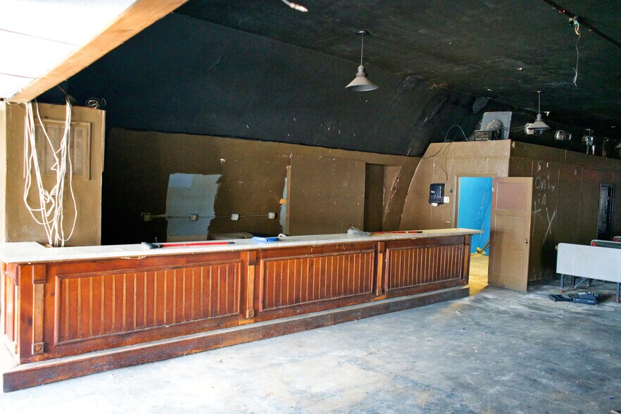 More Photos Of 408 N Bryan Ave, Bryan Bar For Sale