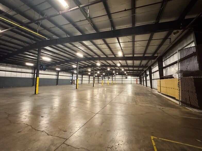 More Photos Of 32 Marquette Ave, Oglesby Warehouse For Lease
