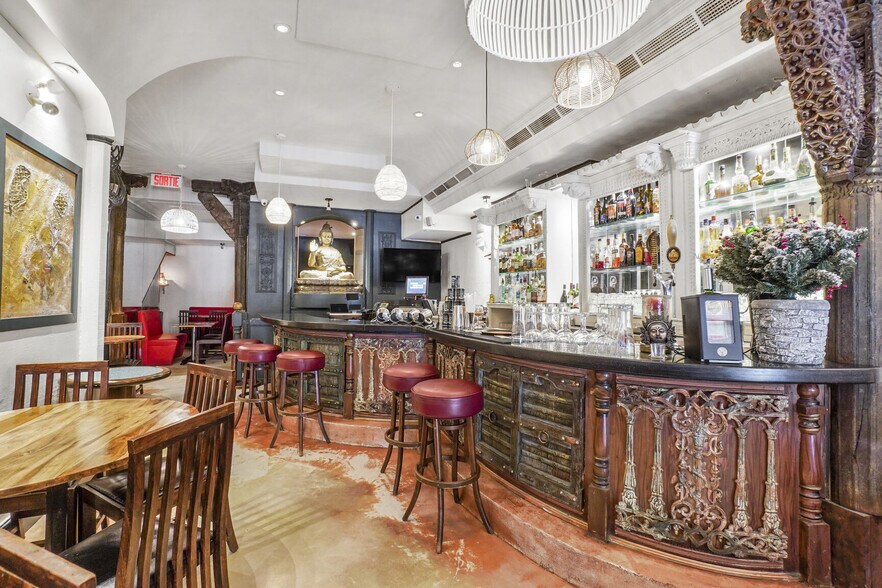 More Photos Of 1450 Rue Crescent, Montréal Restaurant For Lease