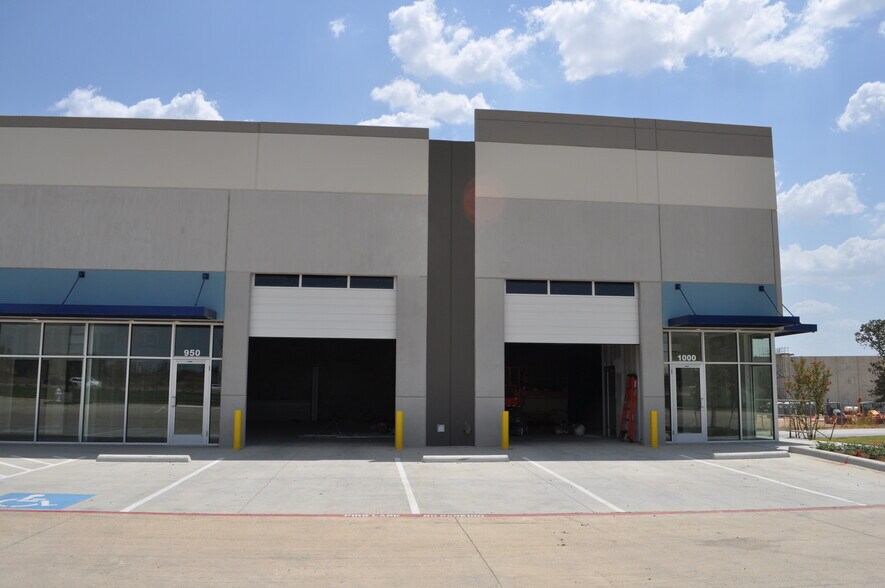 More Photos Of 550 W Round Grove Rd, Lewisville Showroom For Lease