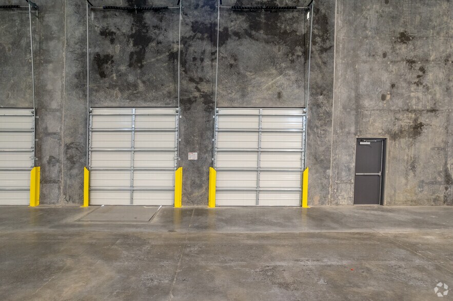 More Photos Of 1405 Cedar Port Park, Baytown Distribution For Lease