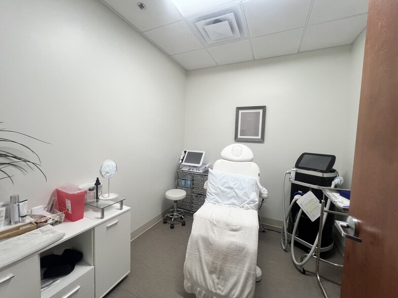 More Photos Of 16952 W Bell Rd, Surprise Medical For Lease