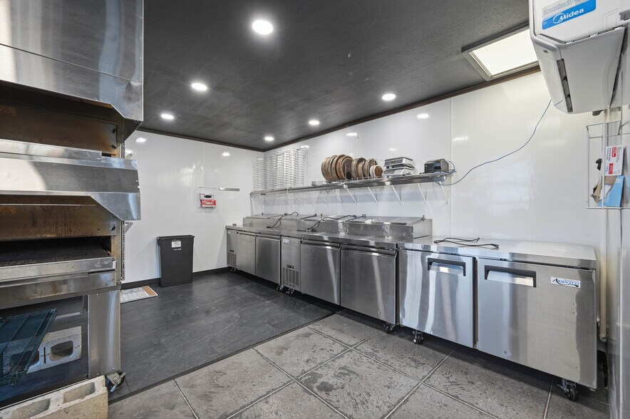 More Photos Of 1511 N Meridian St, Portland Freestanding For Sale