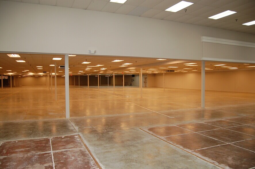 More Photos Of 400 Direct Connection Dr, Rossville Freestanding For Lease