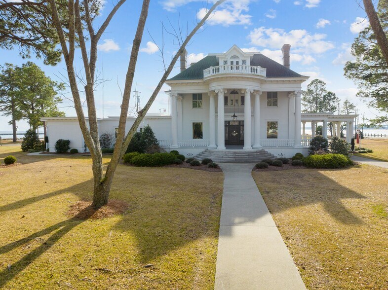 More Photos Of 738 E Main St, Belhaven Hotel For Sale