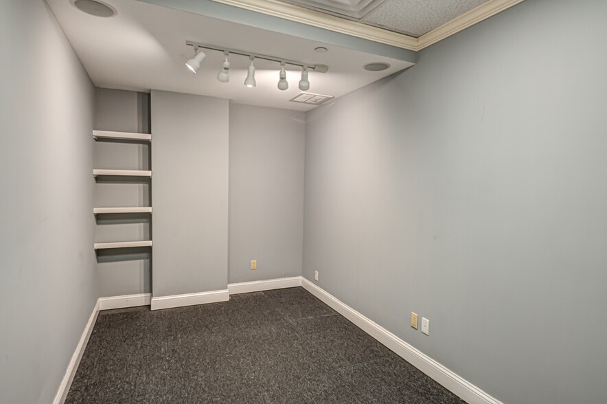 More Photos Of 328A Main St, Huntington Storefront Retail Office For Lease