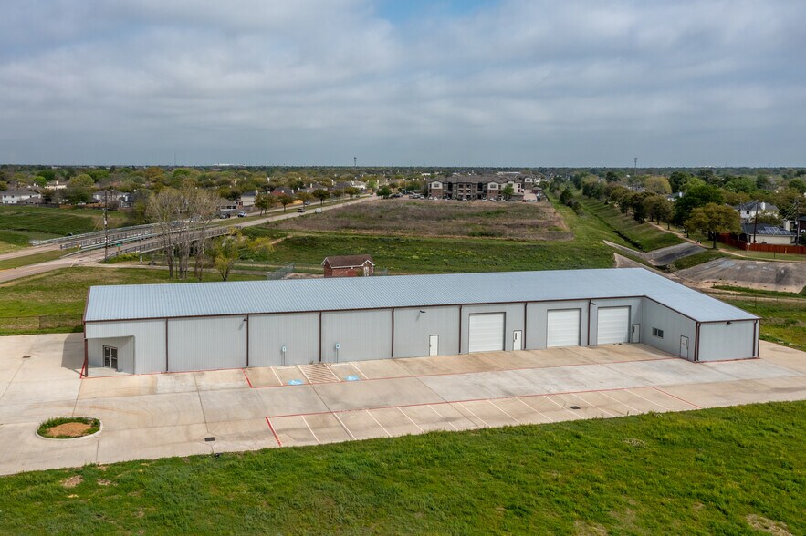 More Photos Of 6424 Queenston Blvd, Houston Light Distribution For Sale