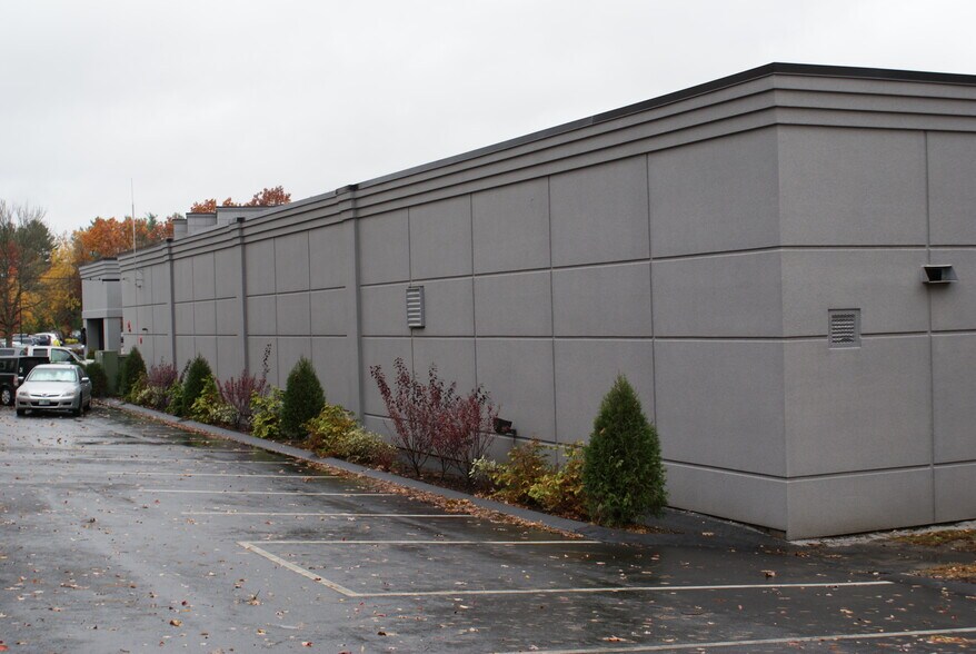 More Photos Of 15 Keewaydin Dr, Salem Warehouse For Lease