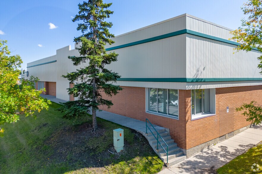 More Photos Of 2675 36th St NE, Calgary Medical For Lease