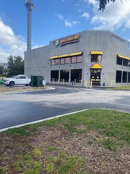 More Photos Of 8904 Regents Park Dr, Tampa Freestanding For Lease