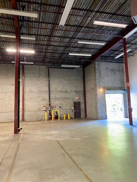 More Photos Of 190 Veterans Dr, Northvale Distribution For Sale