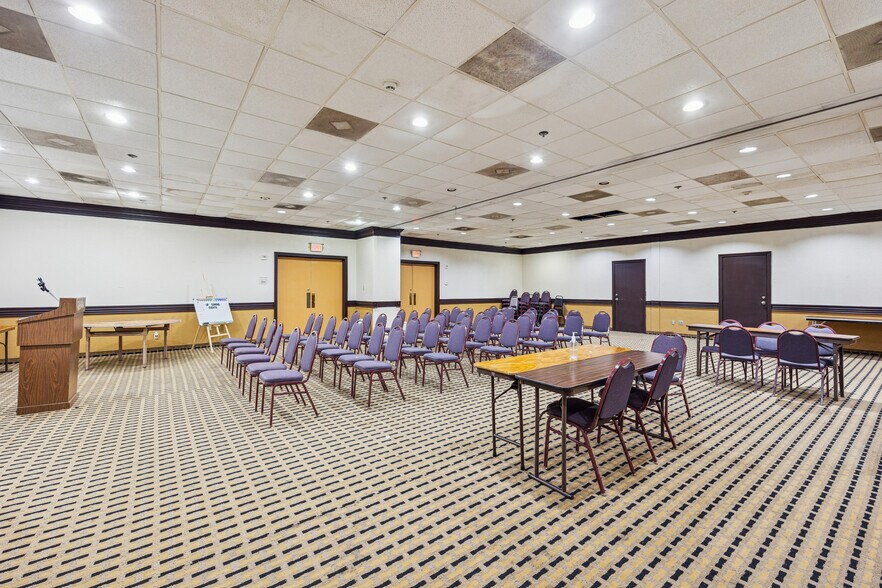 More Photos Of 925 Highway 332, Lake Jackson Hotel For Sale
