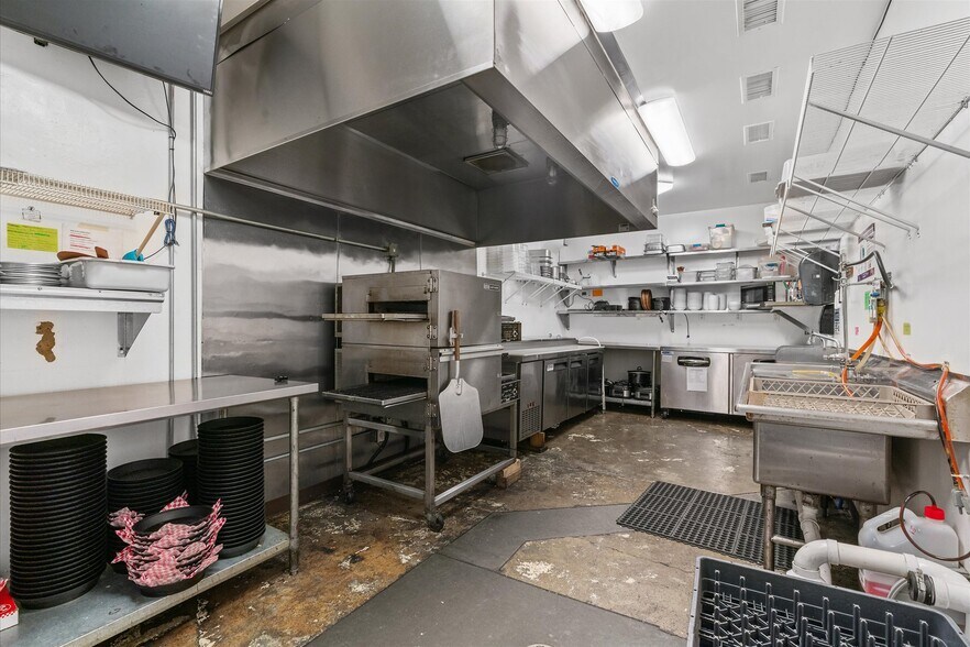 More Photos Of 451 S Thompson Ave, Excelsior Springs Bar For Sale
