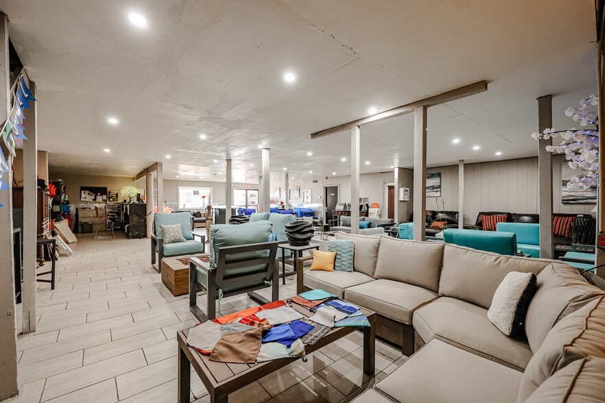 More Photos Of 236 S Alma School Rd, Mesa Showroom For Sale