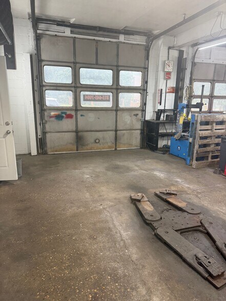 More Photos Of 117 E Roosevelt Rd, Stillman Valley Auto Repair For Lease