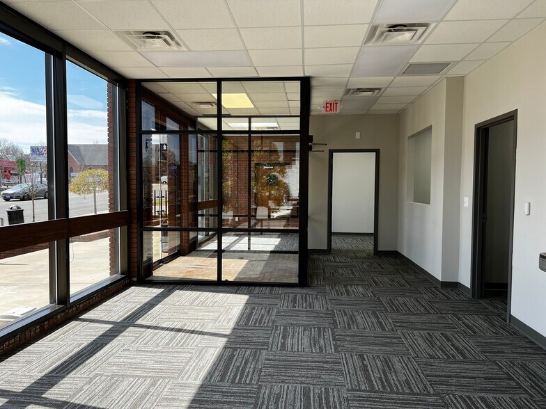 More Photos Of 320 W Main St, Wytheville Bank For Lease