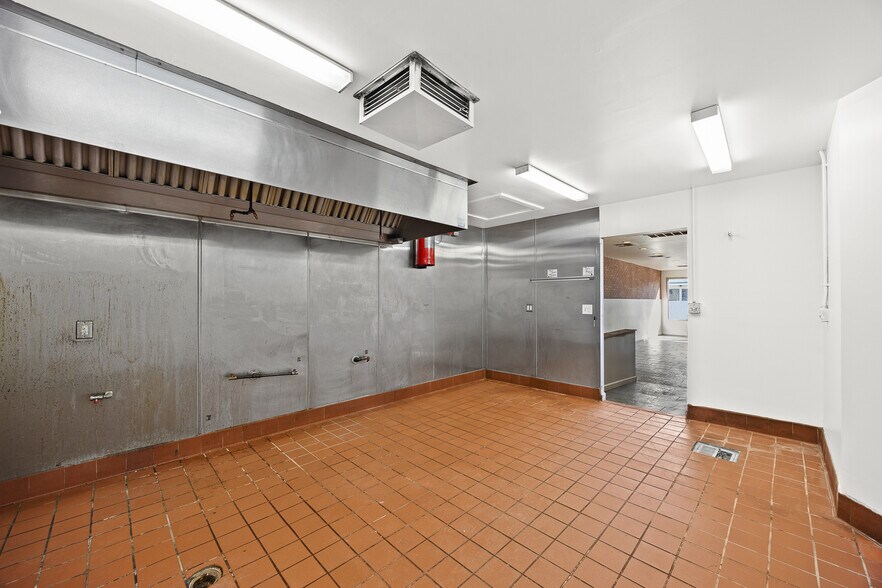 More Photos Of 13215 Paramount Blvd, South Gate Freestanding For Sale