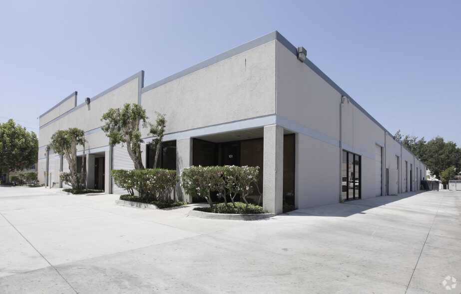 Primary Photo Of 16735-16745 Saticoy St, Van Nuys Service For Lease