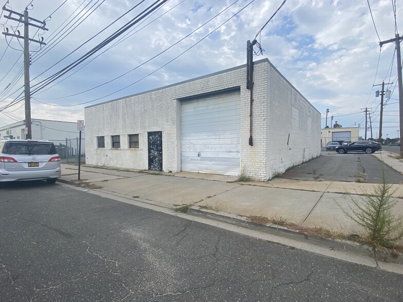 Primary Photo Of 190 E 2nd St, Mineola Warehouse For Sale