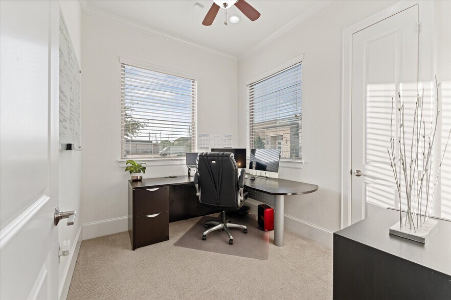 More Photos Of 12254 Queenston Blvd, Houston Medical For Lease