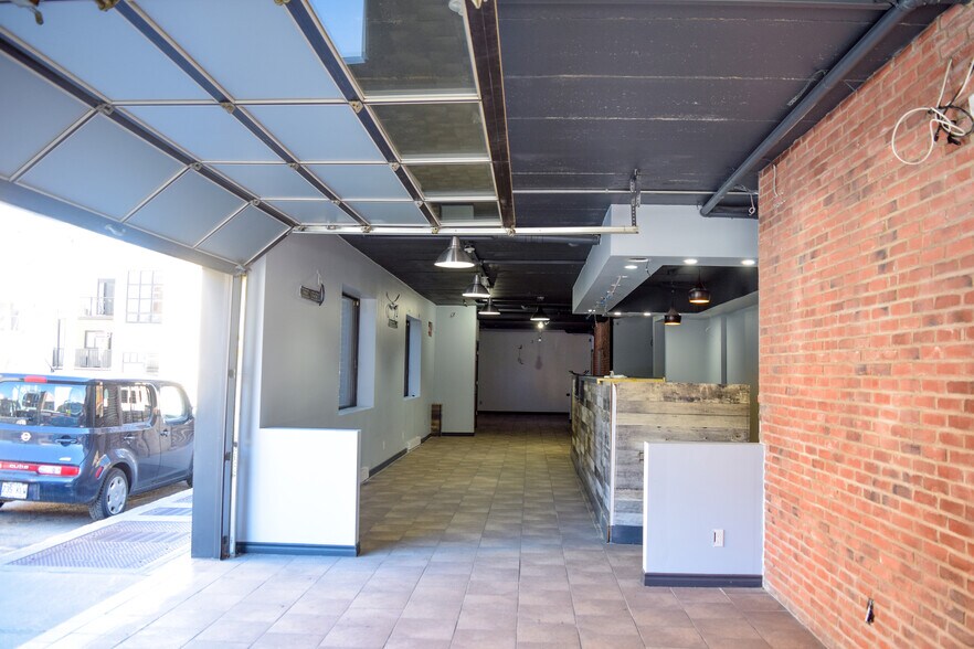 More Photos Of 7427-7429 Rue Saint-Hubert, Montréal Storefront For Sale