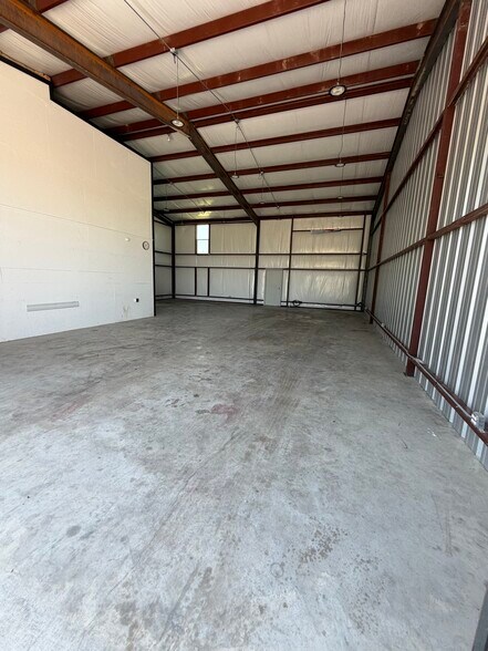 More Photos Of 4072 Old Lorena Rd, Lorena Light Manufacturing For Lease