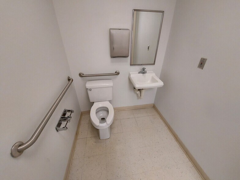 More Photos Of 5015 Southpark Dr, Durham Medical For Lease