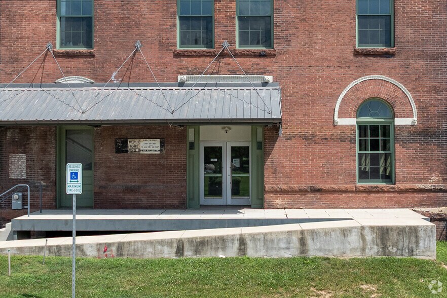 More Photos Of 1414 N Wolfe St, Baltimore Showroom For Lease