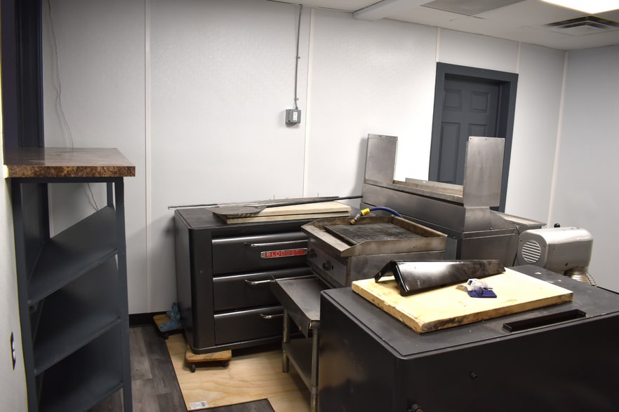 More Photos Of 80820 Main St, Memphis Storefront For Sale