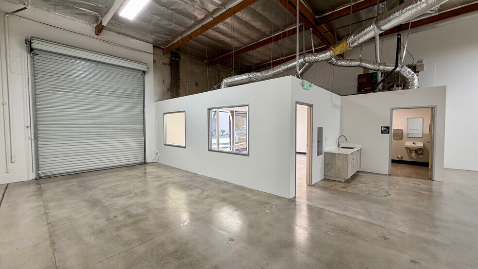 More Photos Of 18320-18330 Oxnard St, Tarzana Unknown For Lease