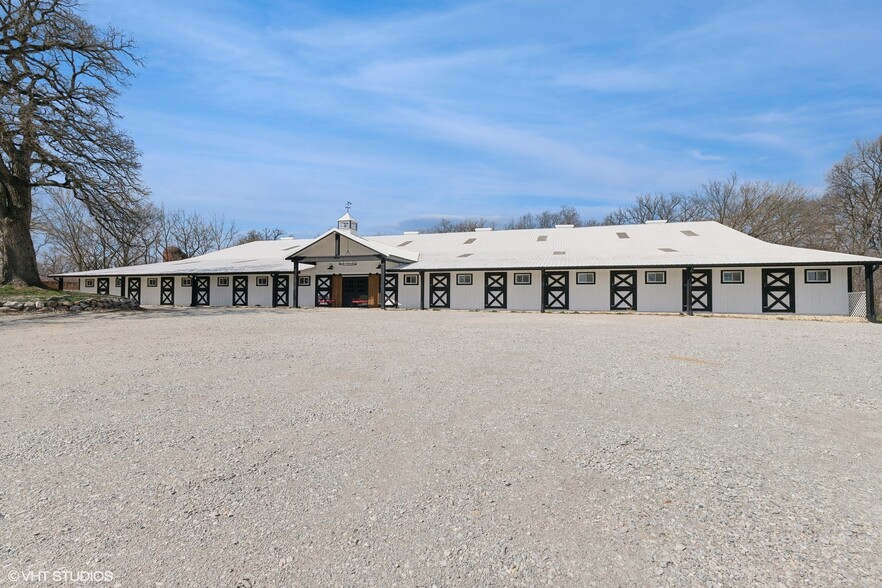 Primary Photo Of 25147 N Gilmer Rd, Mundelein Horse Stables For Sale