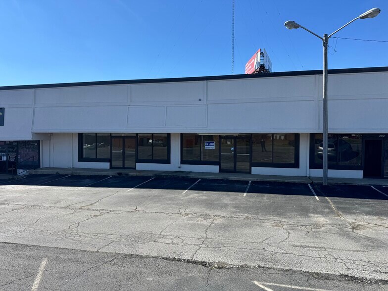 More Photos Of 208-210 Woodward Ave, Muscle Shoals General Retail For Lease