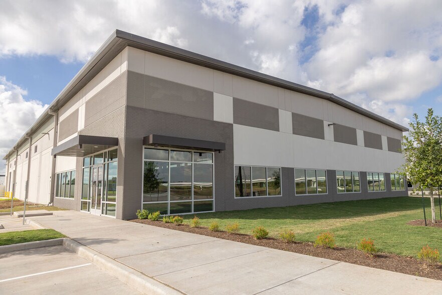 Primary Photo Of 0 N Main St, Pearland Distribution For Sale