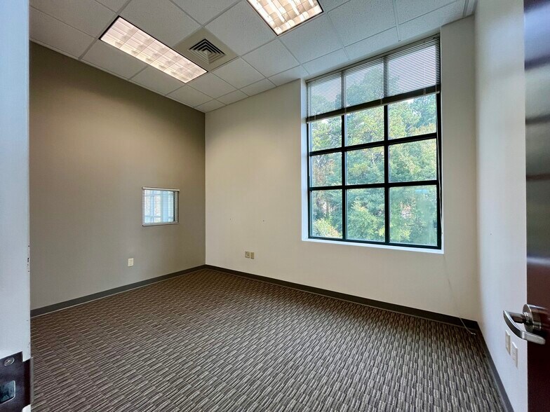 More Photos Of 2320 W Morehead St, Charlotte Loft Creative Space For Lease